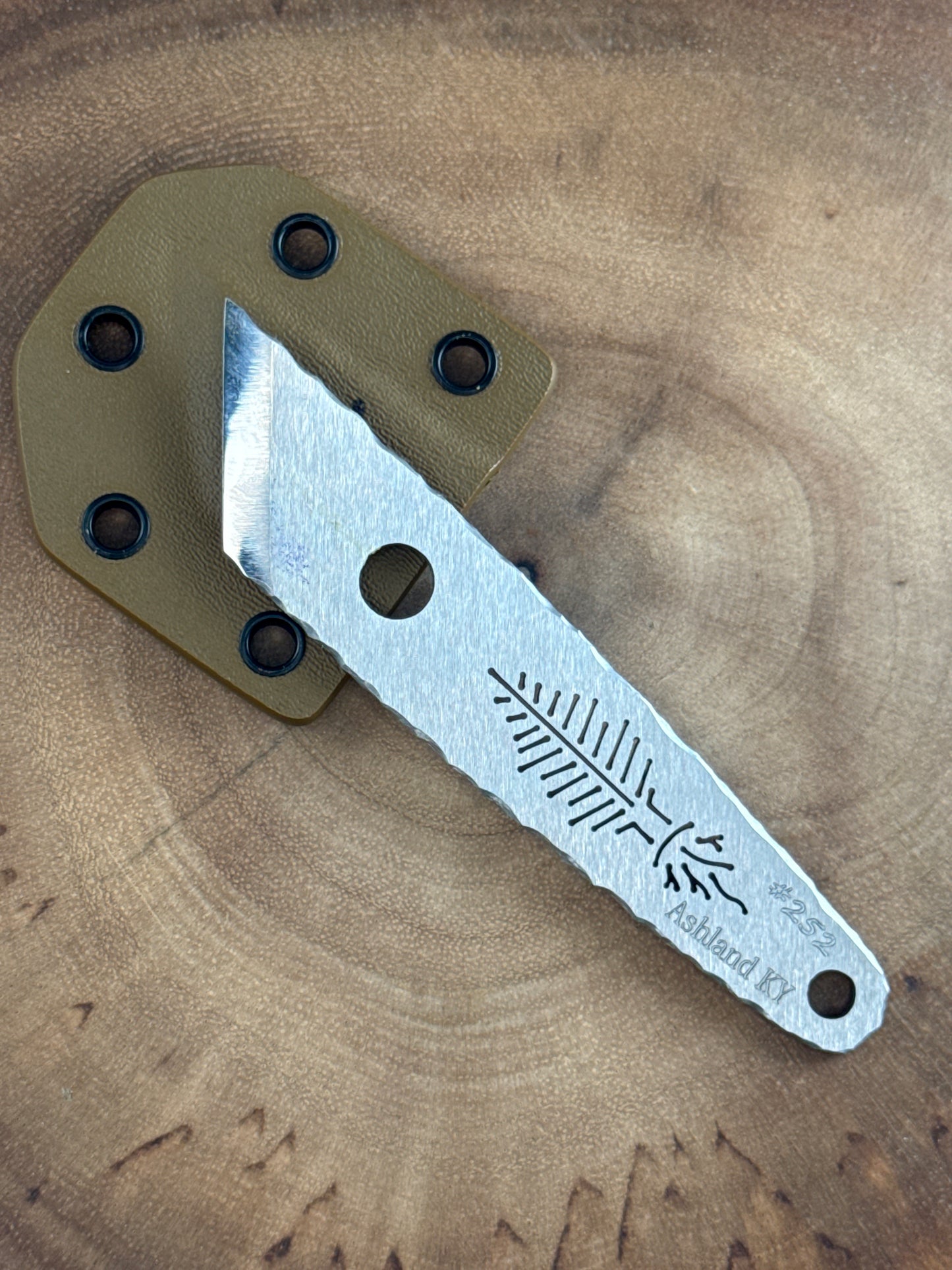 Flatwoods Tan Sheath Rock Textured ( Neck knife )