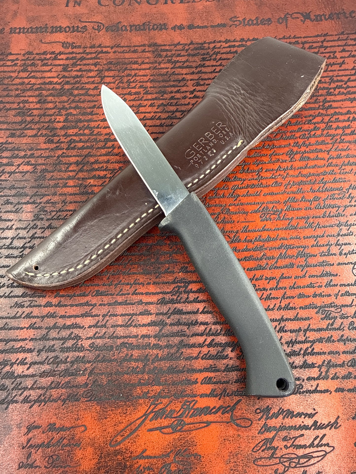 VINTAGE GERBER Carbon Steel A400 ARMORHIDE HANDLE KNIFE AND SHEATH ( Used without Box )