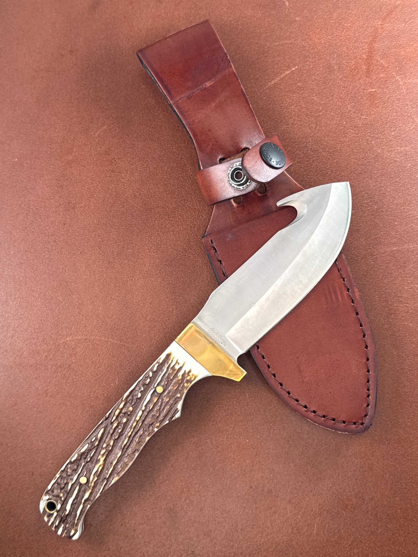 Schrade uncle Henry ( NEW WITH BOX )