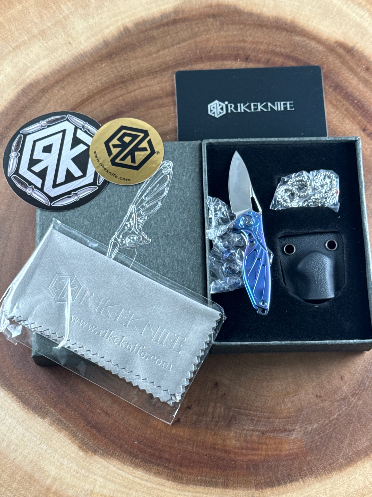Rikeknife Hummingbird Blue ( New with Box and accessories )