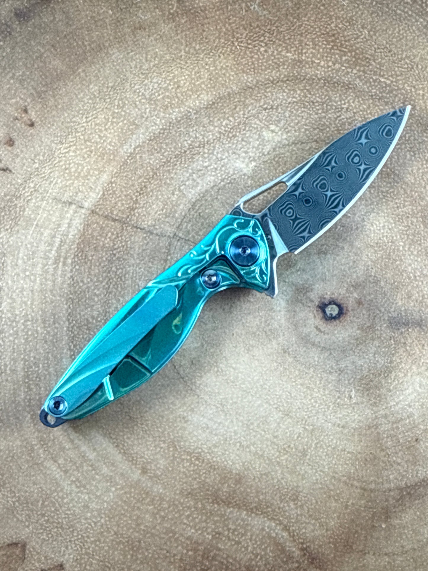 Rikeknife Hummingbird Green ( New with Box and accessories )
