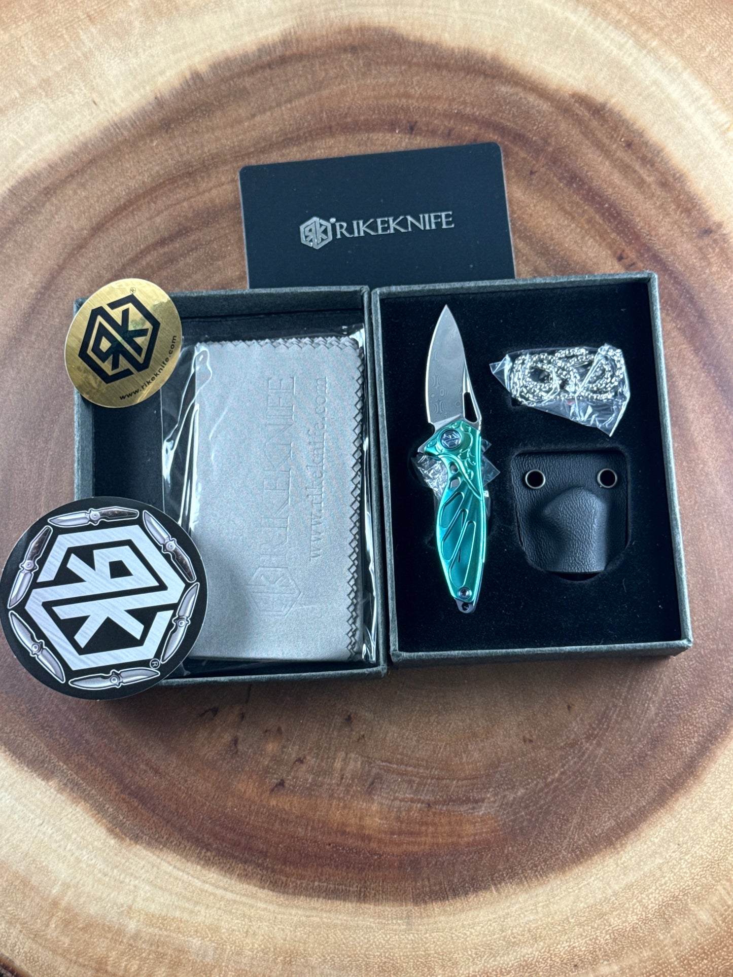 Rikeknife Hummingbird Green ( New with Box and accessories )